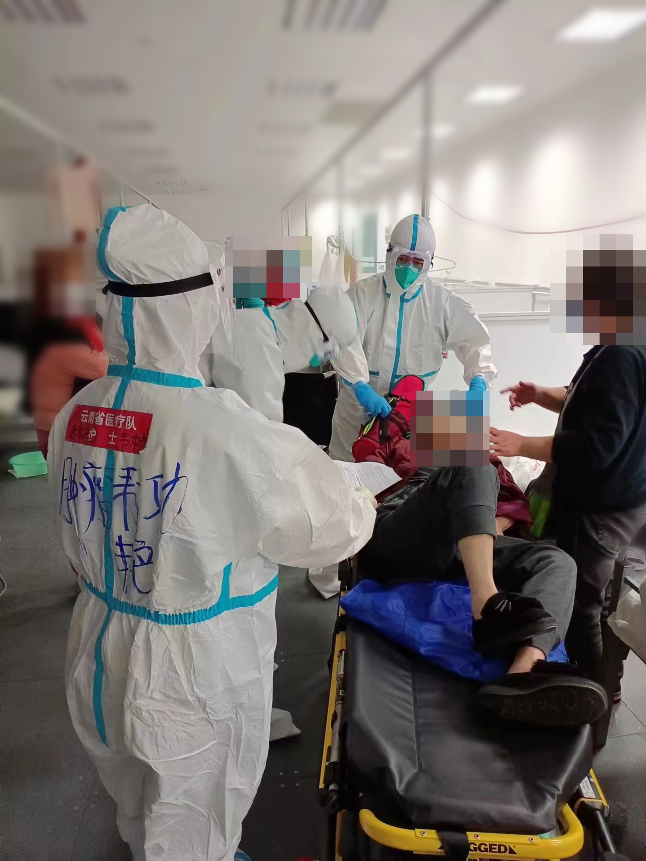 4韦功艳与队友将患者护送到上海瑞金医院卢湾分院进行救治